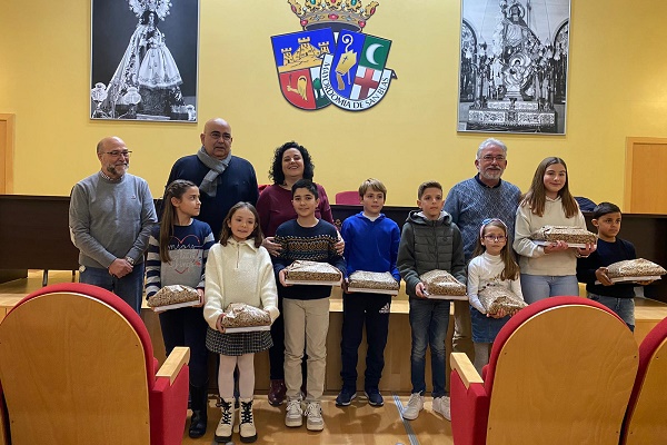 Los escolares de Sax, reciben premios por sus trabajos en los concursos de narrativa y dibujos sobre las fiestas de San Blas