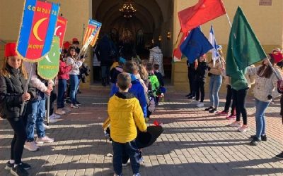 Las tradiciones sajeñas se realizan en los centros escolares de la localidad, unas de las más importantes la Retreta y el Saludo al Santo