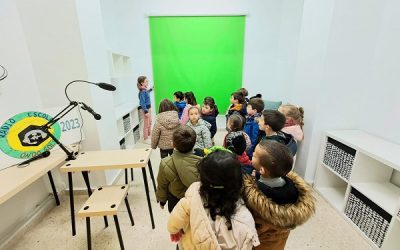 Escolares del centro educativo Alberto Sols de Sax realizaban un homenaje a los medios de comunicación en el día mundial de la radio.