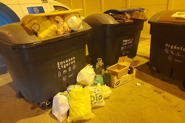 Aluvión de críticas ciudadanas por los nuevos contenedores de basura en Sax