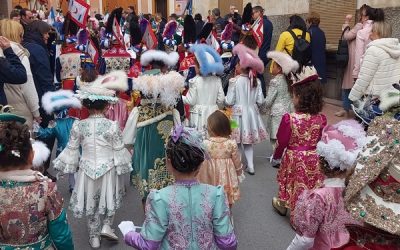 Los más pequeños de las fiestas, junto a los pajes, llenaron las calles de Sax, de alegría y color