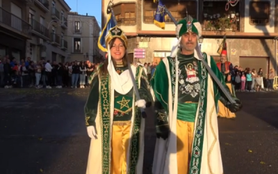 La comparsa de Árabes Emires y los Sones de Sax participaron en el 50 aniversario de los Moros Fronterizos de Petrer