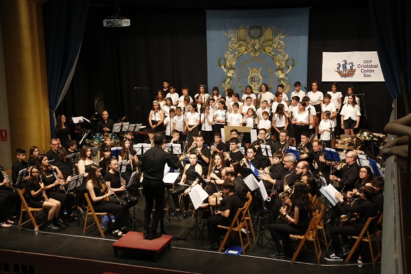 Más de 40 escolares cierran la primera participación de Sax en el proyecto «L’Escola Canta» junto a la Unión Musical
