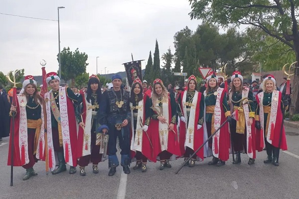 La Comparsa de Turcos celebró junto a los Piratas sus bodas de oro en Salinas