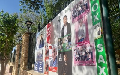 La tradicional pegada de carteles iniciaba la campaña electoral en Sax que nos acompañara con actos de las diferentes formaciones políticas durante dos semanas