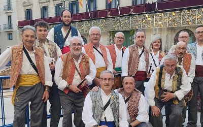 La Colla Los Amigos de Sax consigue junto a la L’Embolic de Alicante el primer premio de la entrada de bandas de Hogueras 2023