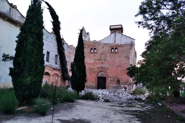 Parte del muro de la alcoholera de la Colonia de Santa Eulalia de Sax sufre un nuevo derrumbe