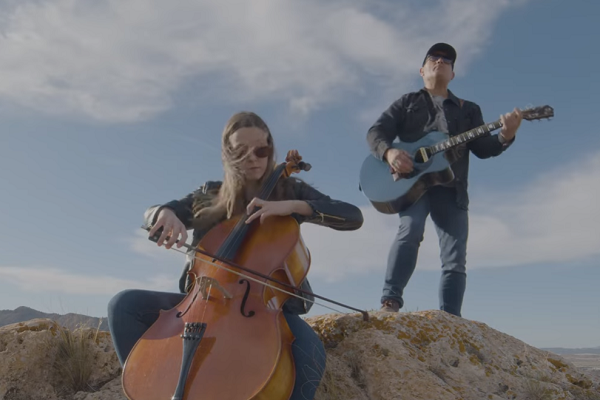 Una música de Sax protagonista en el video «Quise tocar el cielo» del grupo Laurel Canyon