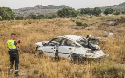 Dos hombres sufren un accidente en un vehículo, dando varias vueltas de campana en la Carretera de la Torreta