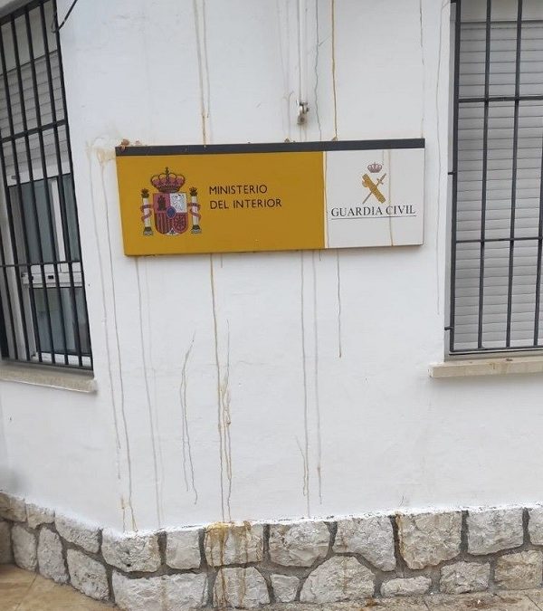 La Guardia Civil de Pego sufre un ataque vandálico: Varios desconocidos tiran huevos al cuartel