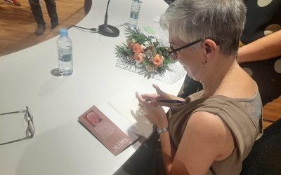 La sajeña Joaquina Agulló cumplió su sueño presentando en Sax su primer libro