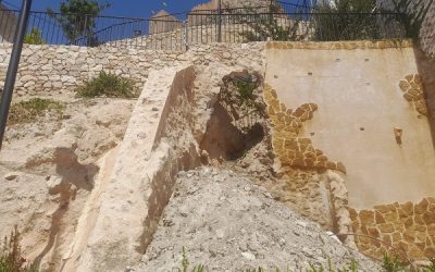 Sigue sin repararse una de las zonas ajardinadas del parque de Fernando Maestre Gil en Sax que sufrió un derrumbe el pasado mes de abril