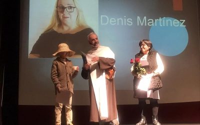 El homenaje a la actriz Denis Martínez, recibió el mejor premio, el aplauso del numeroso público que abarrotaba el teatro