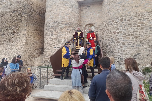Las visitas teatralizadas al castillo y el casco histórico de Sax, volverán en el mes de marzo