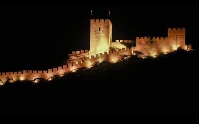 Las luces del Castillo de Sax se vuelven a poner festivas incendiando las redes sociales con opiniones a favor y en contra de las mismas