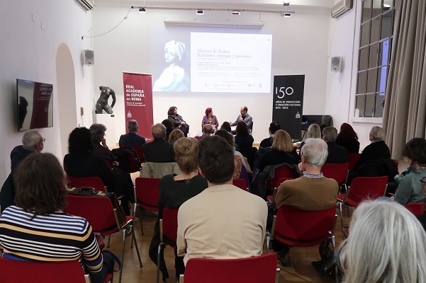 La Real Academia de España en Roma acogió la presentación del libro de la sajeña Isabel Barceló Chico, ”Mujeres de Roma. Heroísmo, intrigas y pasiones”