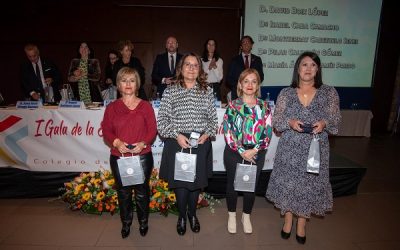 Una enfermera sajeña recibe el reconocimiento por sus 25 años de colegiación en la I Gala de Enfermería Alicantina
