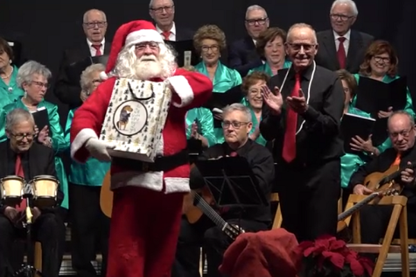 Se celebró el concierto Navideño de los mayores de Sax e invitados de Biar con la visita inesperada de Papa Noel