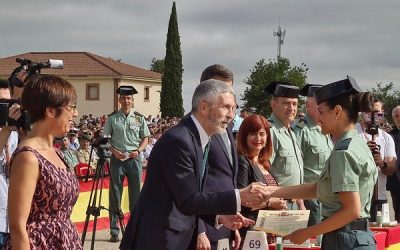 Su dimisión debería estar ya en la mesa del presidente o su cese