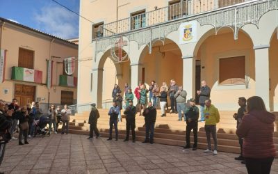 Emotivo minuto de silencio en Sax por la muerte de dos agentes de la Guardia Civil en Barbate