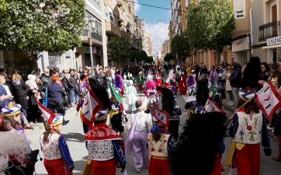 Los más pequeños de las fiestas, junto a los pajes 2024, llenaron las calles de Sax, de alegría y color