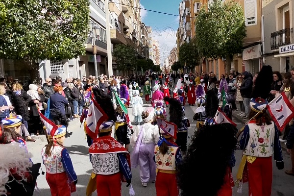 Los más pequeños de las fiestas, junto a los pajes 2024, llenaron las calles de Sax, de alegría y color