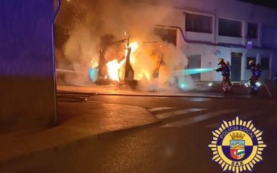 Un nuevo incendio calcina dos vehículos en el centro urbano de Sax