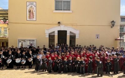 Los niños de Sax abrían la Semana Santa con el tradicional Vía Crucis