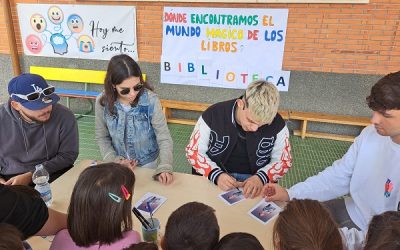 El cantante Almacor llenaba de brillos de platino a los escolares sajeños