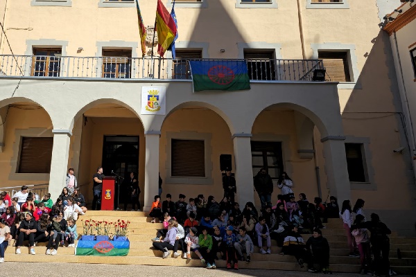 Los escolares sajeños se sumaron en Sax a la celebración del Día Internacional del Pueblo Gitano