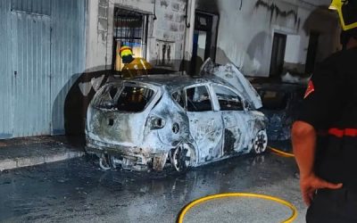 Tres vehículos, calcinados en el casco urbano de Sax, esta vez en la calle Yecla