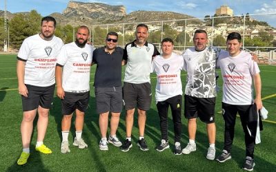 El entrenador sajeño José Ramón Plaza consigue con el Petrelense ser campeón de liga y el ascenso