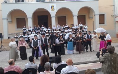 Las corales rondallas de los jubilados de Sax y Elda ofrecían junto al grupo de teatro Hélade un refrescante programa con sabor a zarzuela en Sax