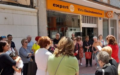 Una concentración en Sax recuerda a mujeres asesinadas por violencia machista: «Son familias rotas»