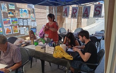 La cuarta feria de Artesanía de Sax llenó el barrio de la Fuente el Cura de público y artistas