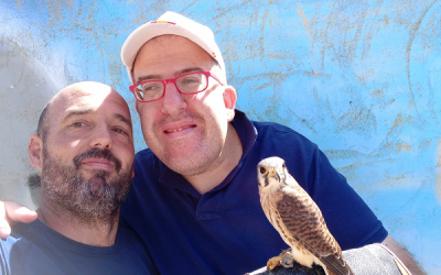 El actor José de Luna es el nuevo padrino de una de las aves de terapia de Magic- Eagle