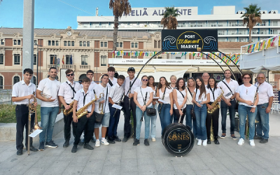 Una veintena de alumnos de la banda escuela de los Sones de Sax participaron en la concentración de Bandas Juveniles 2024 en la Explanada de Alicante