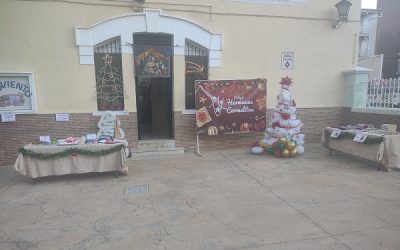 El espíritu navideño impregnaba el segundo mercadillo del Colegio Nuestra Señora del Carmen en Sax, atrayendo a un considerable número de asistentes
