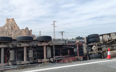 Un camión de grandes dimensiones volcaba en la autovía A-31 a la altura de Sax, provocando retenciones kilométricas