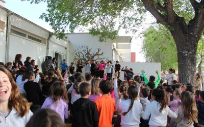La comunidad educativa del colegio Cristóbal Colón rema junto a Emma a través de su «Árbol de la Inclusión»