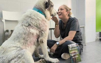 Una sajeña presenta su primer libro sobre consejos para el cuidado de las mascotas en casa