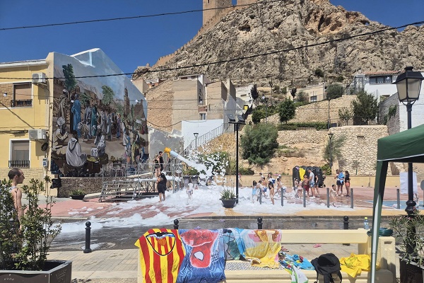 Celebración de las fiestas del barrio Fuente El Cura en honor a la Virgen del Carmen, con un ambiente lleno de alegría, tradición y convivencia