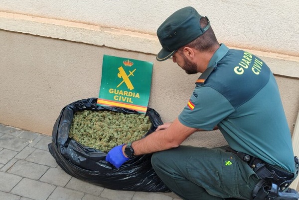 Detenidas tres personas en Sax por tráfico de drogas tras localizar marihuana en su vehículo