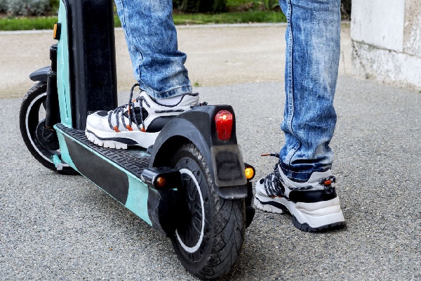 Circular en patinete sin seguro tendrá multa, Sax alerta de los nuevos requisitos