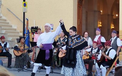 La plaza de San Blas fue el escenario del intercambio musical entre la Peña Sajeño Alagonesa y los Sones de Sax