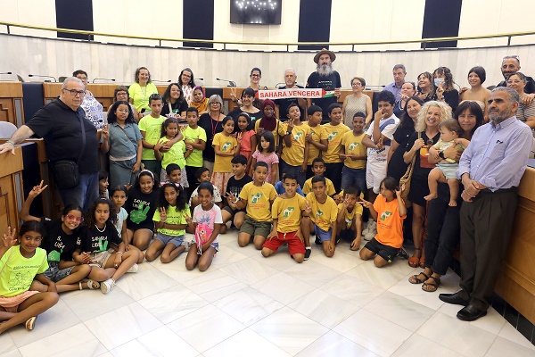Más de cuarenta niños y niñas saharauis del programa solidario ‘Vacaciones en Paz’ visitan el Palacio Provincial
