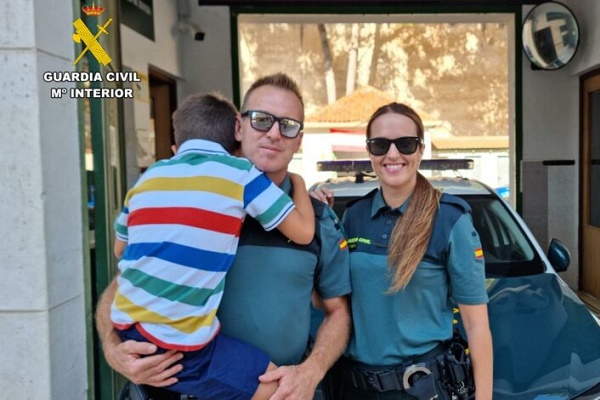 La Guardia Civil  de Sax auxilia a un niño de 10 años que perdió el conocimiento mientras se bañaba en la piscina de Salinas