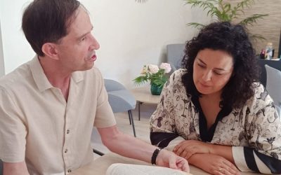 La familia Sols entrega la Enciclopedia Británica de Alberto Sols que incrementa el legado del investigador a su pueblo natal