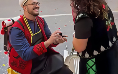 ¡Sí, quiero! la pedida de mano que sorprendió en la entrada de Moros y Cristianos de Villena