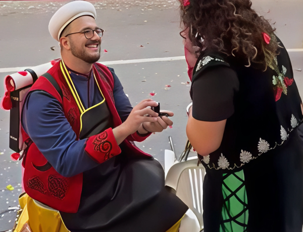 ¡Sí, quiero! la pedida de mano que sorprendió en la entrada de Moros y Cristianos de Villena